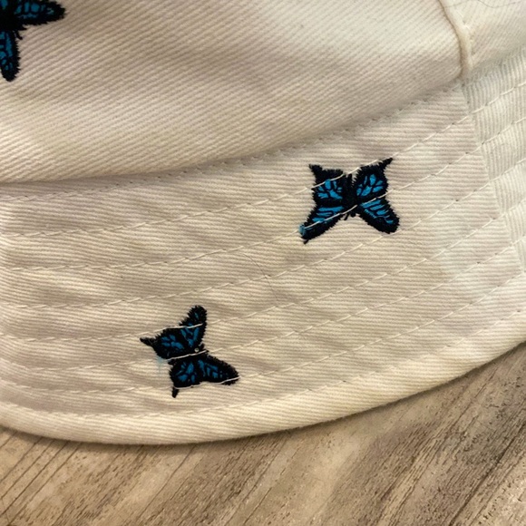 (GOOD CONDITION) Forever 21 girls bucket hat w/blue butterflies 🦋!! (One size) - Picture 4 of 16